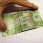 гривны - фото: Trevor Coultart/flickr.com