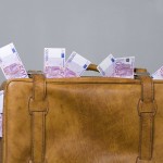 чемодан деньги евро - фото: imagebroker/Piet Mall